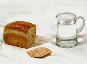 Хлеб с графином воды