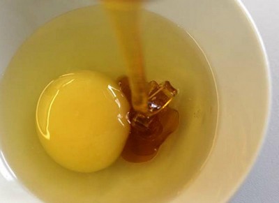 Готовим маску из яйца и меда
